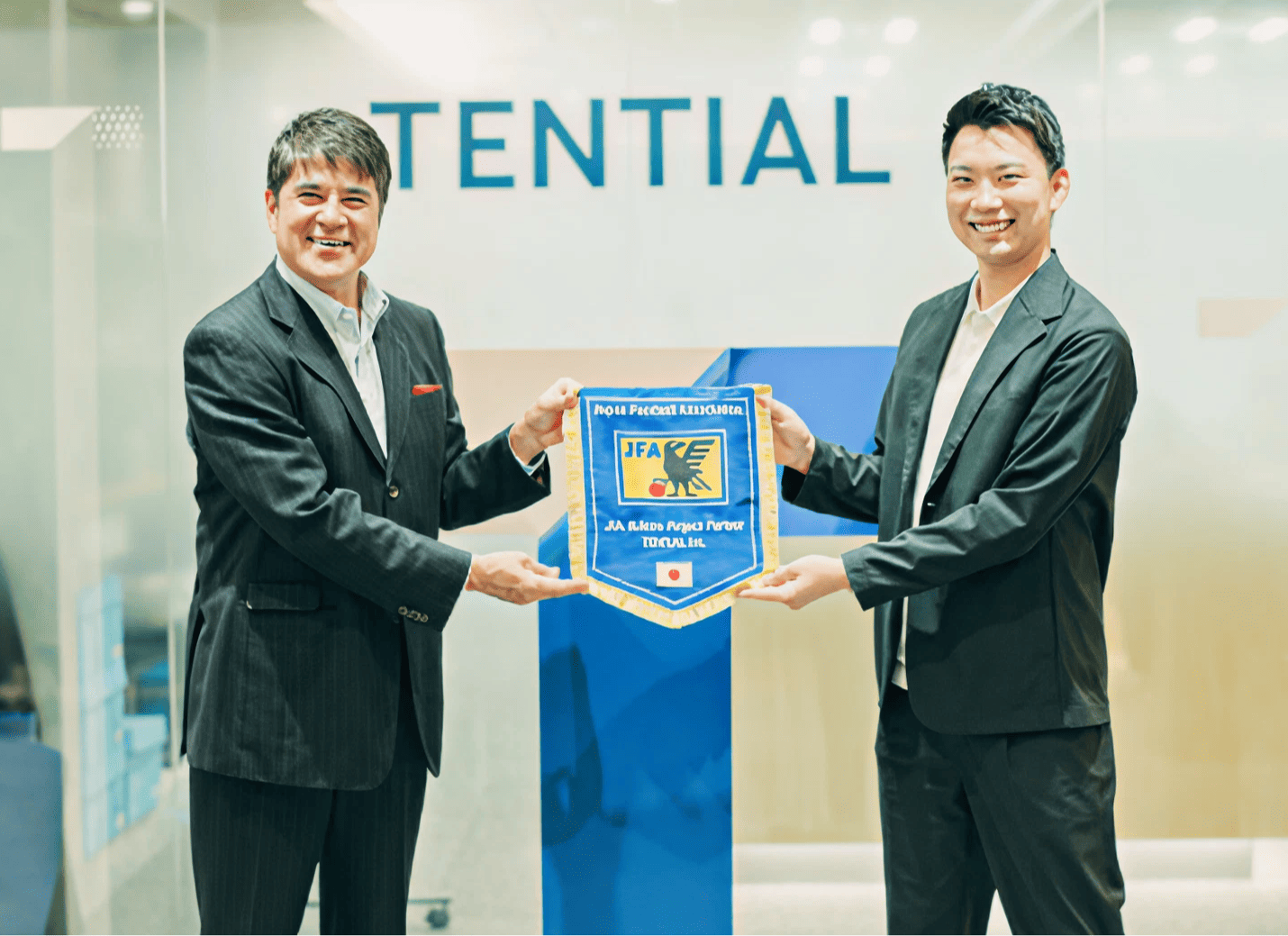 JFAこころのプロジェクト アンバサダー 永島 昭浩氏(左)と弊社CEO 中西裕太郎(右)